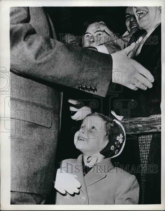 1960 Small girl and her family meets the President of Canada, - Historic Images