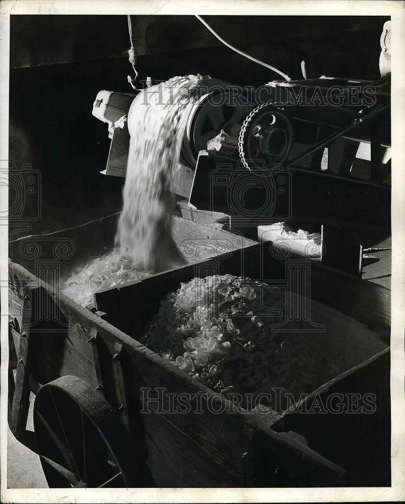 1941 Press Photo View Of Conveyor Belt Measuring Chemicals With Scrap Glass - Historic Images