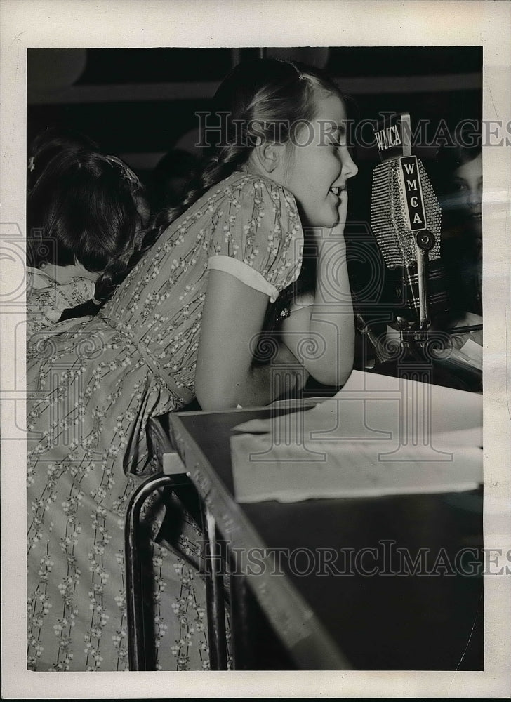 1940 New York City Child Shirley Bowman Hearing Father in England - Historic Images