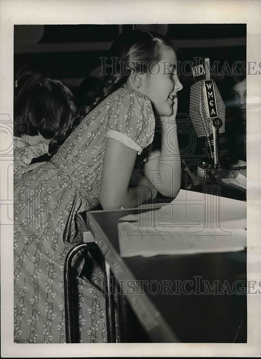 1940 New York City Child Shirley Bowman Hearing Father in England - Historic Images