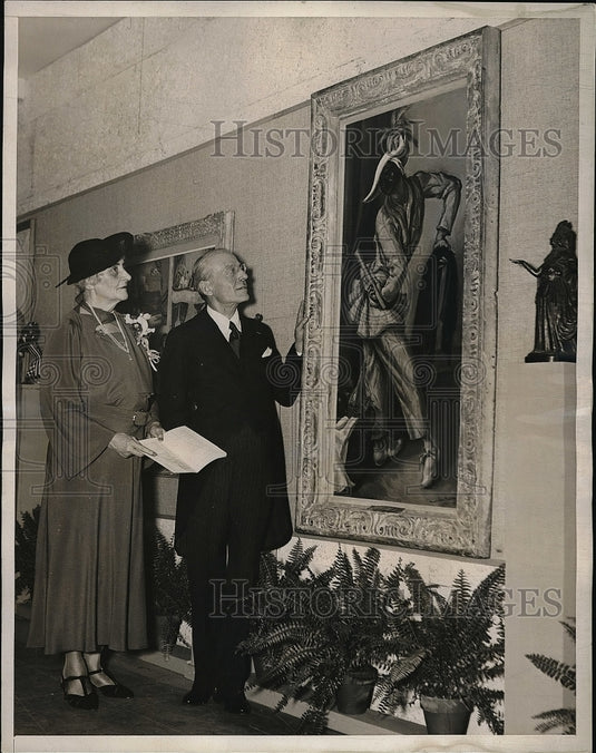 1937 Press Photo Dance International Exhibit Visitors C. M. Girard and Ms Morgan - Historic Images