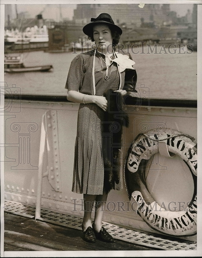 1938 Mrs. John Gates at the Worlds Fair in New York City. - Historic Images