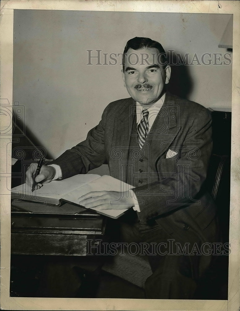 1945 Press Photo Thomas Dewey (Gov, New York) making a donation to the Times - Historic Images