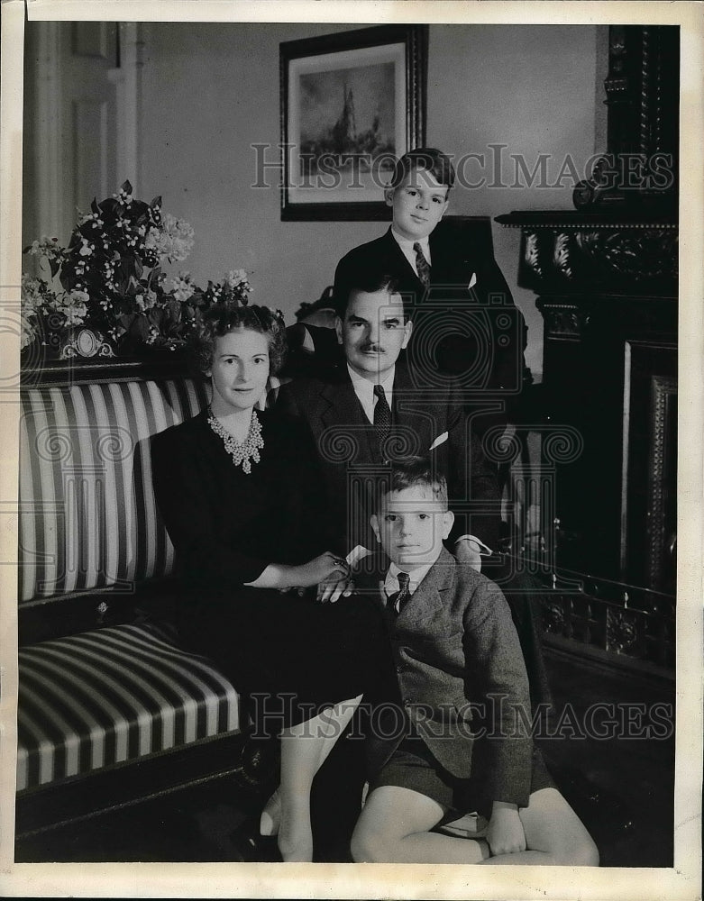 1924 Mr. and Mrs. Thomas Dewey, with Thomas Jr. and John  - Historic Images