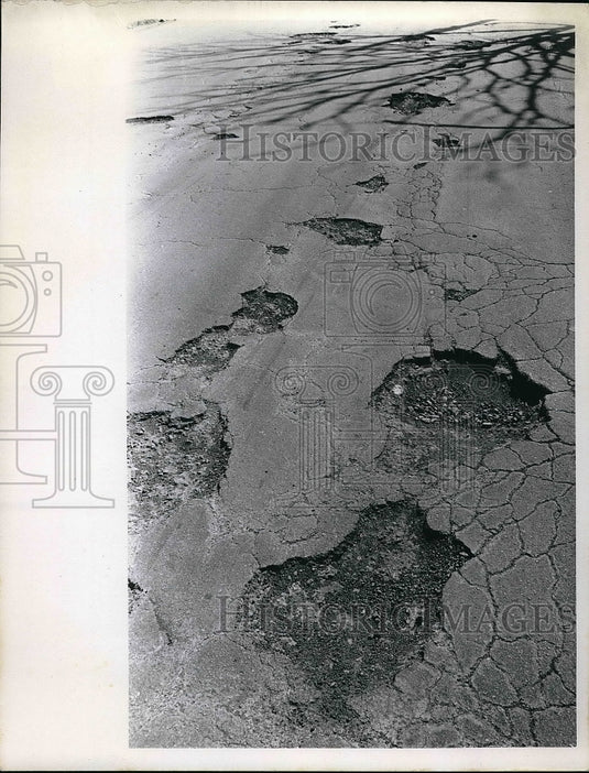 1972 Press Photo pot holes at W. 73rd St. between Lorain and Clark in Cleveland - Historic Images
