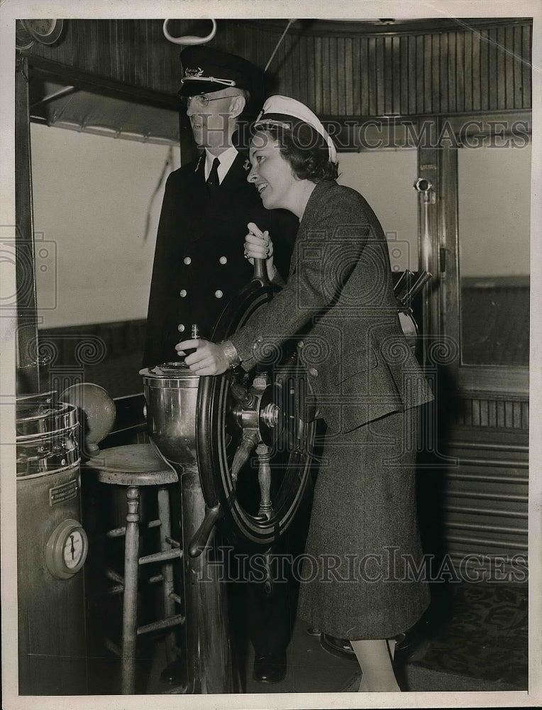 1937 Helen Trahn 4 Millionth Passenger On "Peter Stuyvesant" Steamer - Historic Images