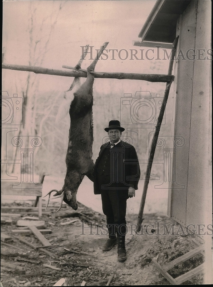 1921 Press Photo Bill Loftins with Deer He Killed - nea53655 - Historic Images