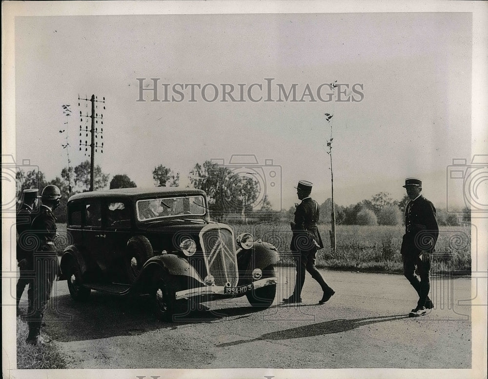 1937 Police Surround Vicinity Of The Chateau De Cande During Wedding - Historic Images