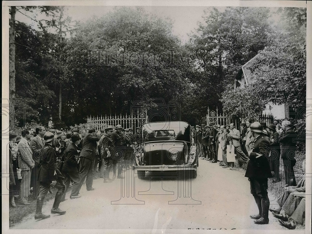 1937 Press Photo Police Guarding Entrance Of Chateau De Cande During Wedding - Historic Images