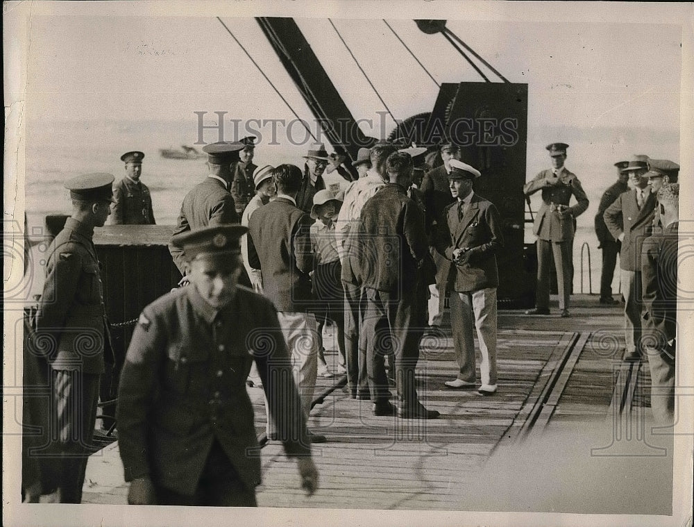 1929 H.R.H The Prince Of Wales Congratulating Flying Officer - Historic Images