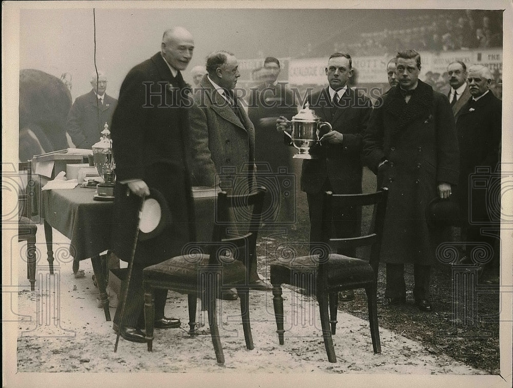 1929 Press Photo The Prince Of Wales Presenting Championship Cup At Horse Show - Historic Images