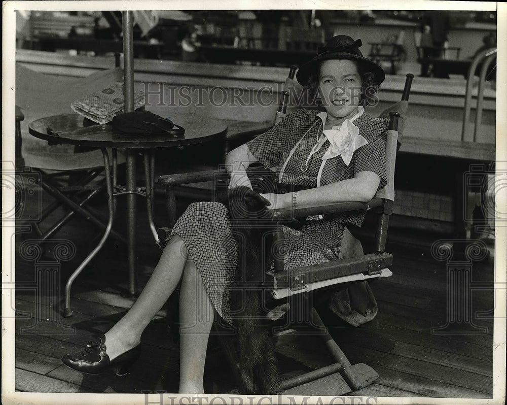 1938 Press Photo Mrs. John Gates Dressed In Blue &amp; White Print Dress - nea53778 - Historic Images