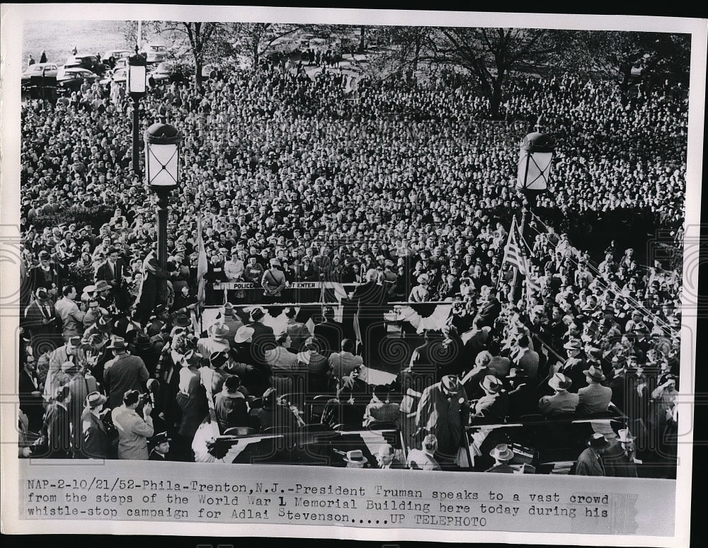 1952 President Harry Truman Speaks To Crowd At World War I Memorial - Historic Images