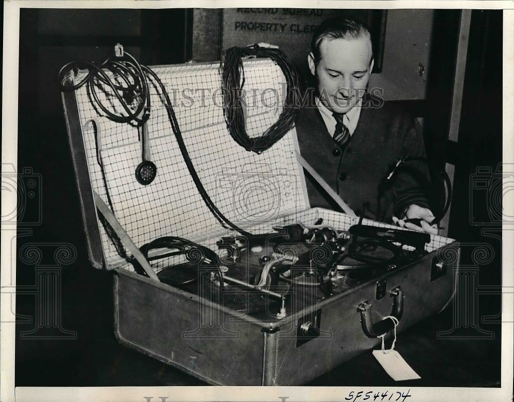 1940 Press Photo Gordon Garland Speaker Of Assembly Holding Pictaphone - Historic Images