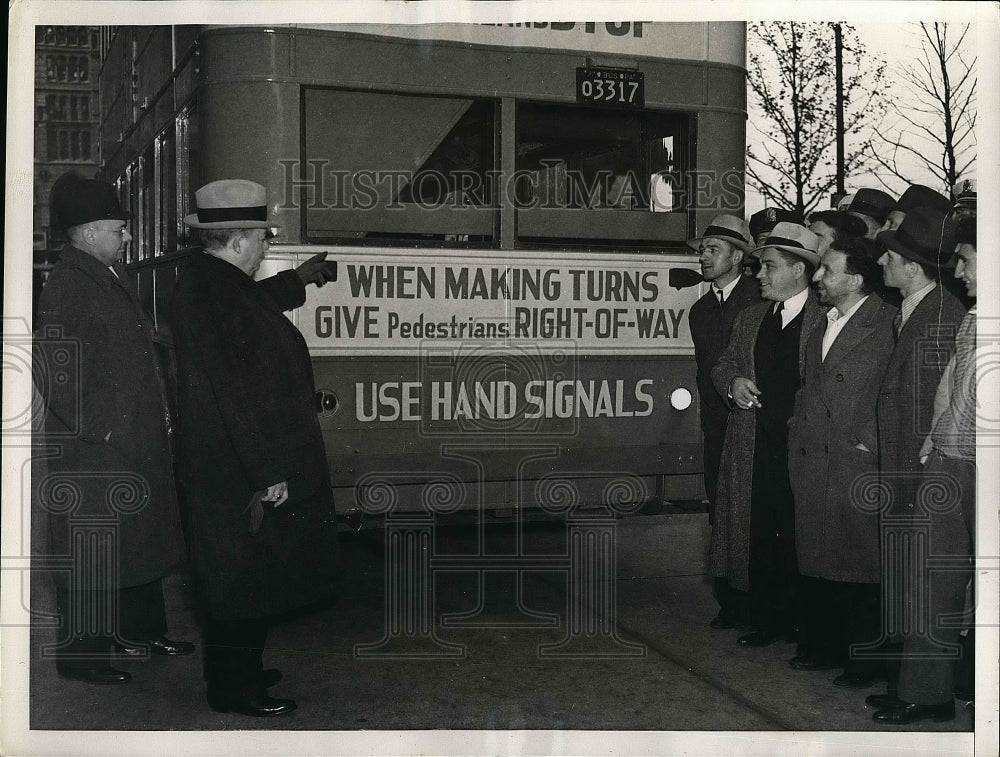 1937 Press Photo Philadelphia Mayor S. Davis Wilson Instructing Listeners - Historic Images