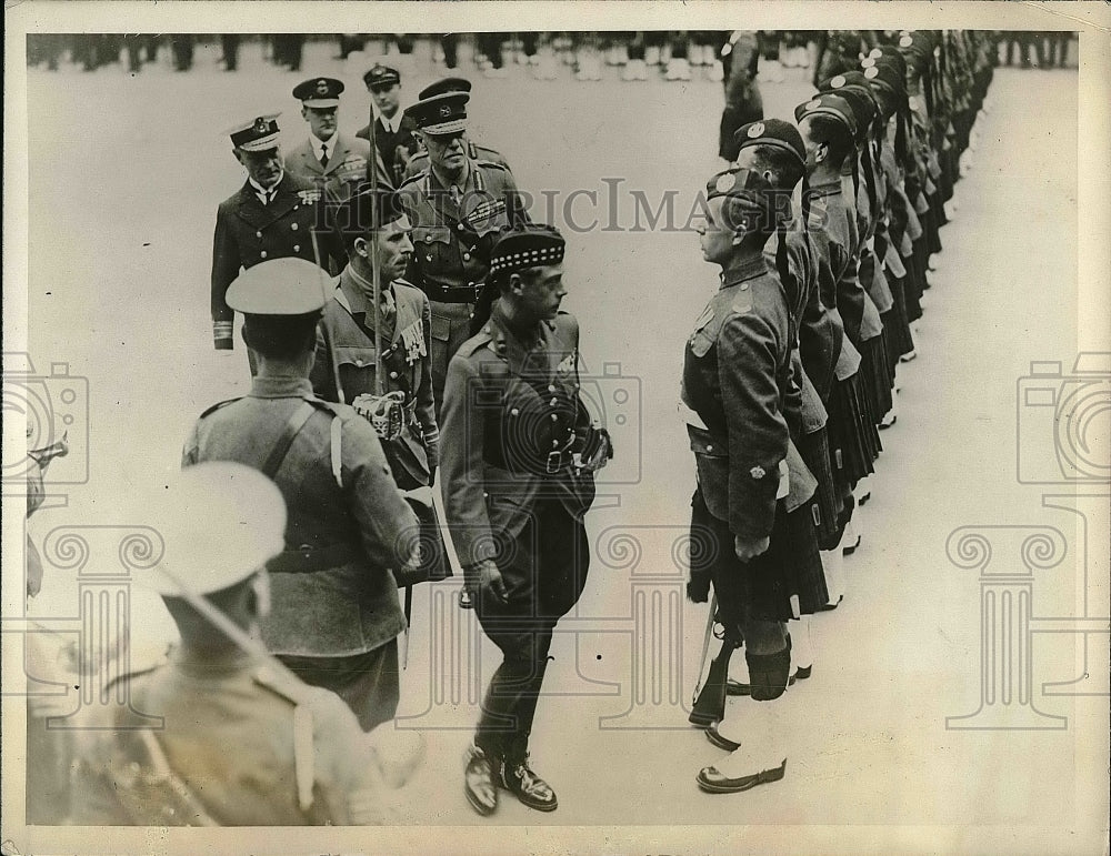 1927 Press Photo Prince Of Wales Insects Guard At Unveiling Of Shrine At Castle - Historic Images