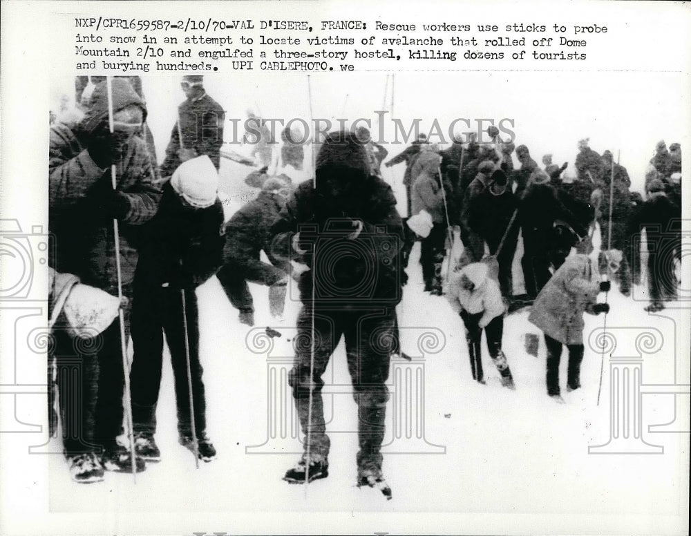 1970 Press Photo Rescue Workers Use Sticks To Look For Victims - nea53917-Historic Images