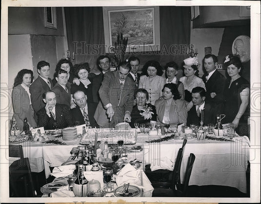 1947 Mrs. Michael Latoris "World's Champion Mom" In Contest - Historic Images
