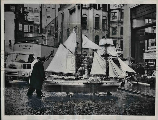 1962 Press Photo Pedestrian Looking At Model Ship Of The S.S. Aersevero - Historic Images