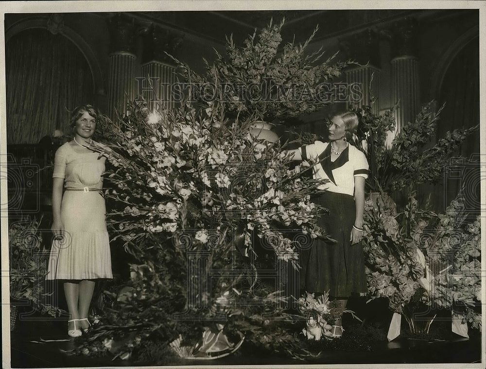 1931 Grace Shelton & Peggy Helsley Pose At Glasiolus Show - Historic Images