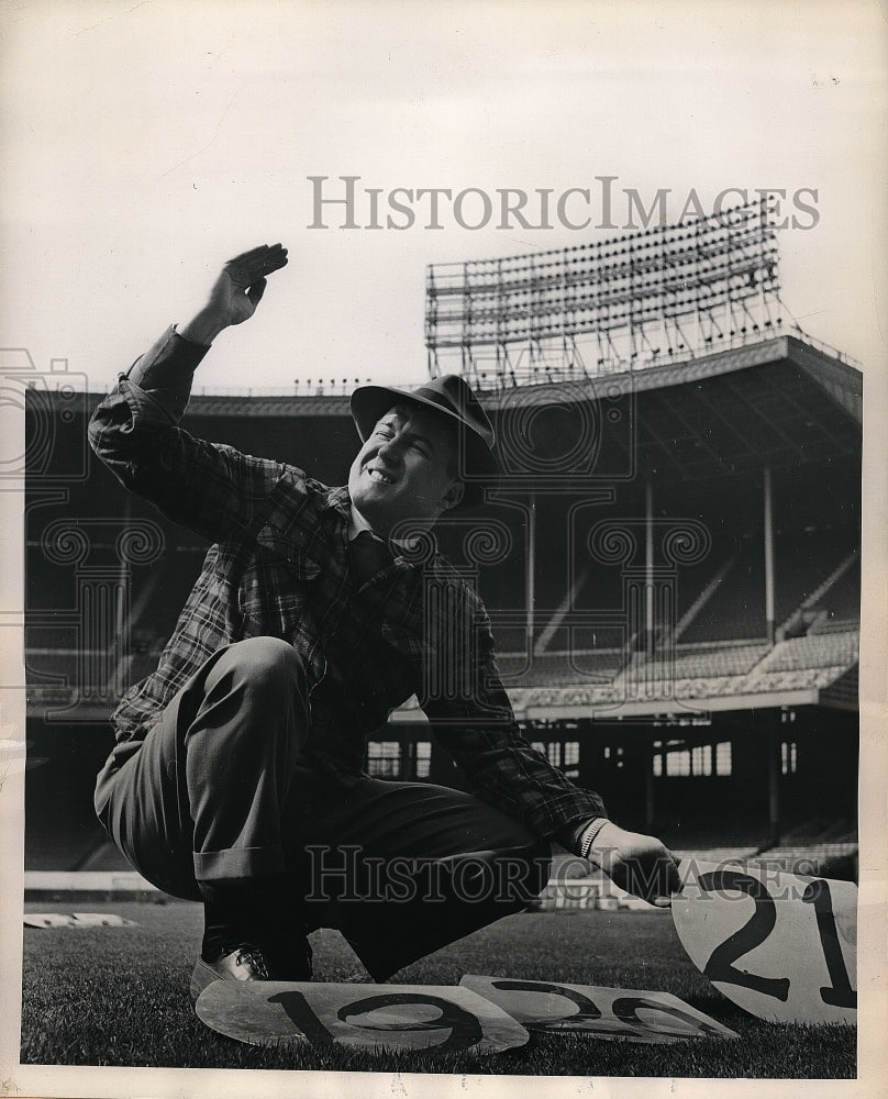 1950 Press Photo Westinghouse Engineer Walter Werner at Cleveland Stadium - Historic Images