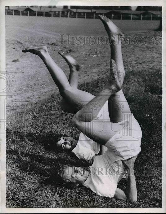 1950 Press Photo Margaret Stewart Jennifer Thompson New Zealand Athletic Team - Historic Images
