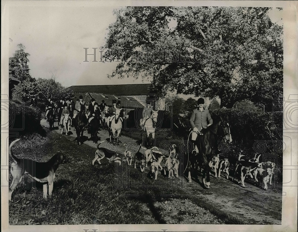1948 Press Photo Hunters Begin Hurlsey Hunt From Ampfield House - Historic Images