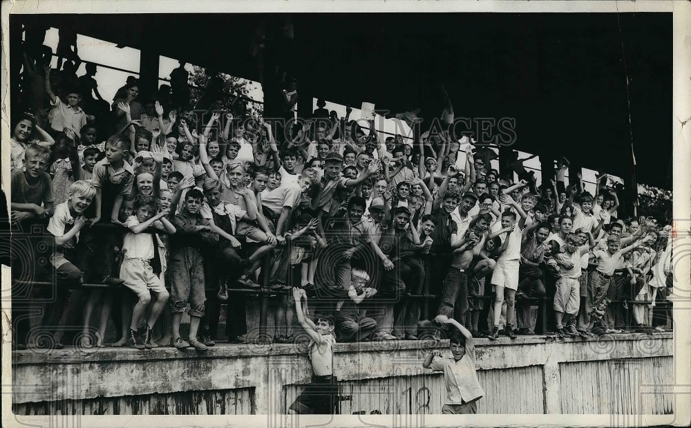 1939 Press Photo Crowd at semi final event at West Tech field - nea54483 - Historic Images