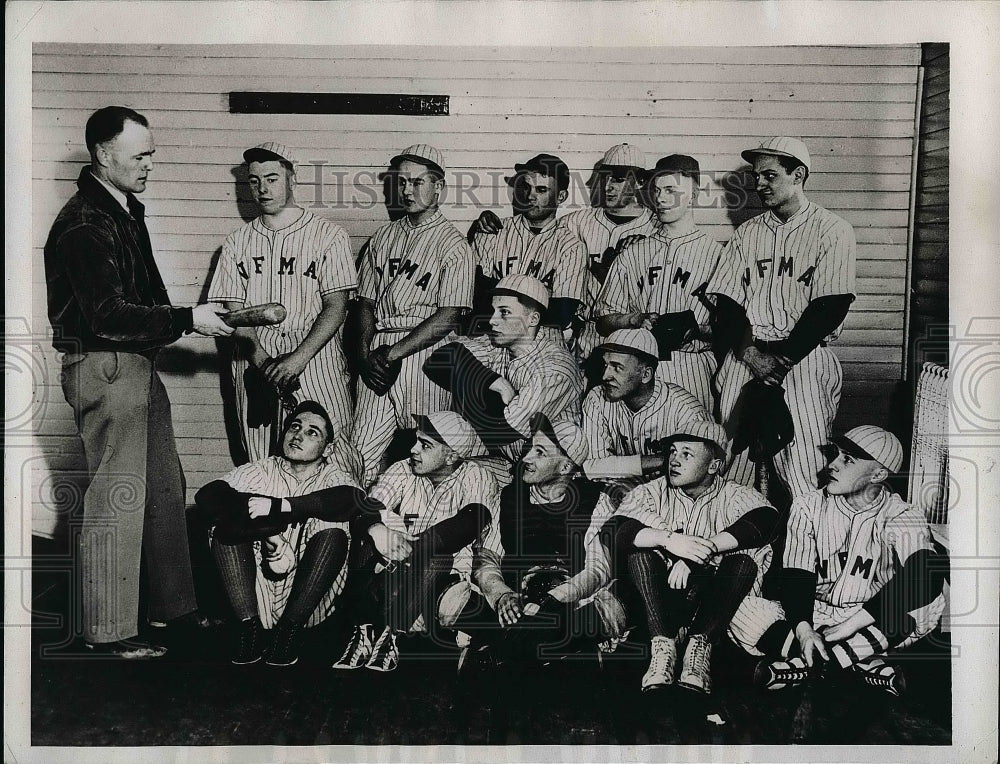 1934 Lieut. L. E. Humphreys, speaking to baseball team  - Historic Images