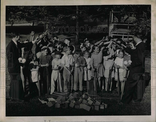 1944 Jim Hurst and Ray Simmons with children in Civilian Defense - Historic Images