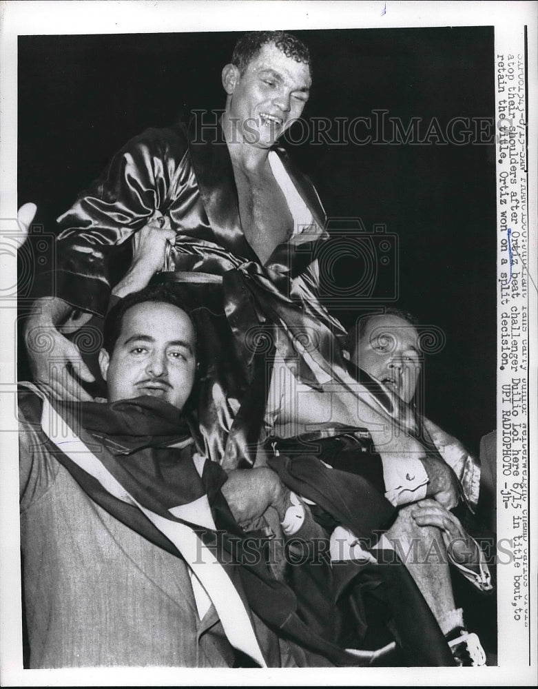 1960 Carlos Ortiz On Fans Shoulders After Beating Duilio Loi Boxing - Historic Images