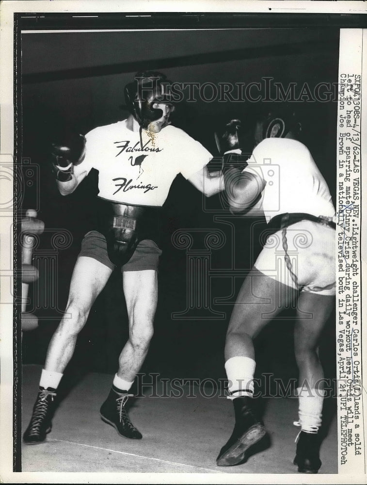 1962 Press Photo Boxer Carlos Ortiz and Dinny Crisp - Historic Images