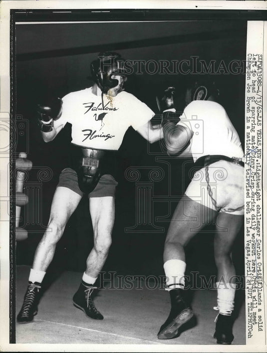 1962 Press Photo Boxer Carlos Ortiz and Dinny Crisp - Historic Images
