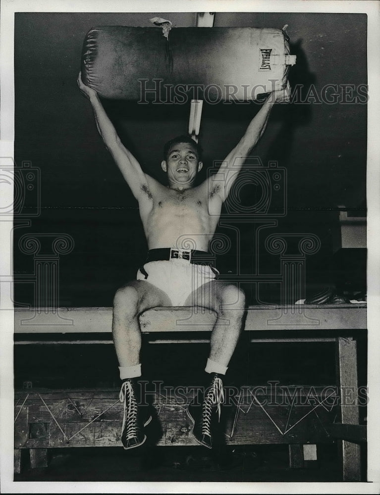 1961 Press Photo Boxer Carlos Ortiz holding punching bag - Historic Images