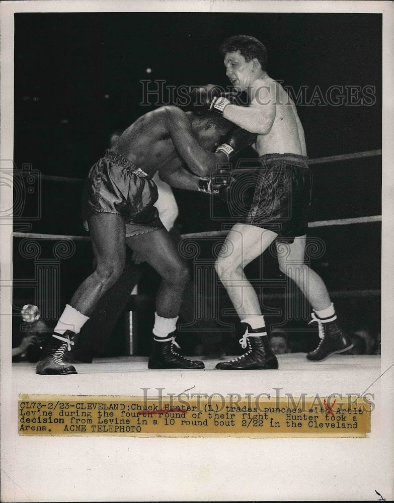 1949 Press Photo Boxer Chuck Hunter Versus Artic Levine - Historic Images