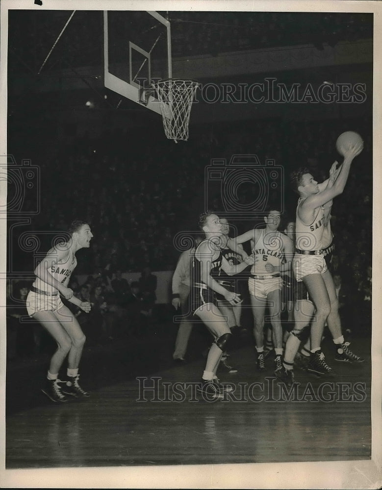 1940 Press Photo Harry O&#39;Rourke Santa Clara Jumps For Ball Against City College - Historic Images