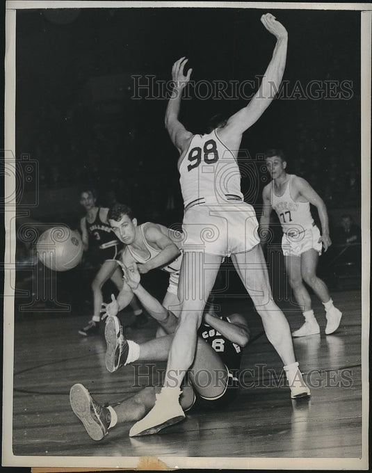 1943 Press Photo W. Kentucky's Oren McKenney vs Mike Shinkarik of City College - Historic Images