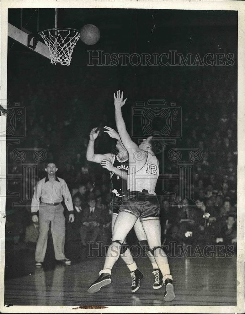 1941 Press Photo College basketball players Bob Holm and Angelo Monitto - Historic Images
