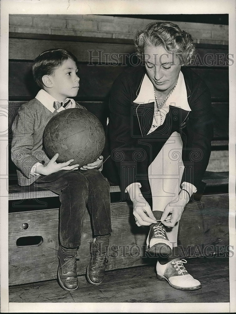 1946 Press Photo Freddie Egner and his mother Mrs. Vera Egner - nea55209 - Historic Images