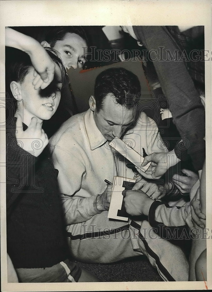1940 Sports star Cunningham signing autographs  - Historic Images