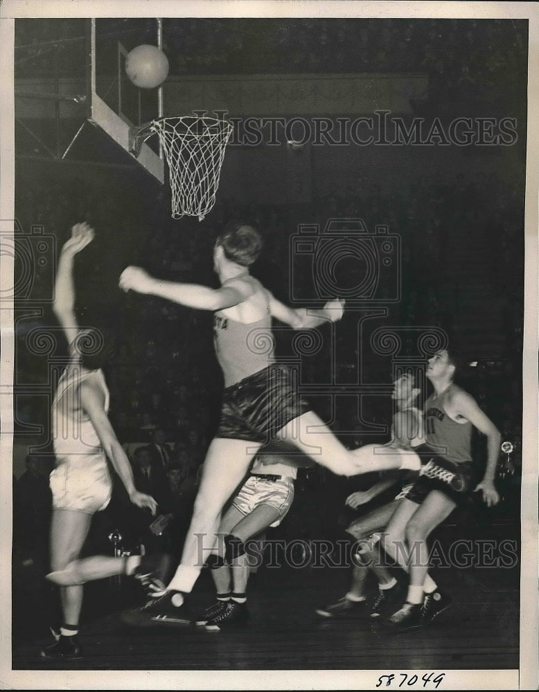 1941 Press Photo College basketball players Irving Davis and Don Carlson - Historic Images