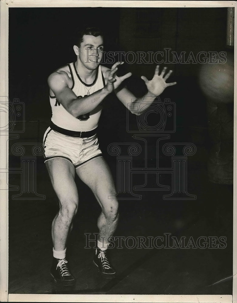 1942 Press Photo Notre Dame basketball player Arthur Pope - Historic Images