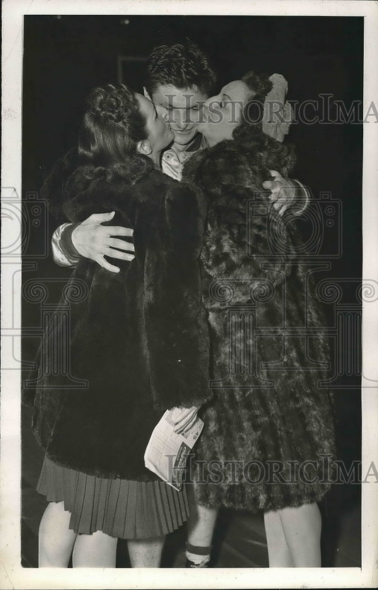 1942 Press Photo College basketball player Luke Kalmar with his sisters - Historic Images