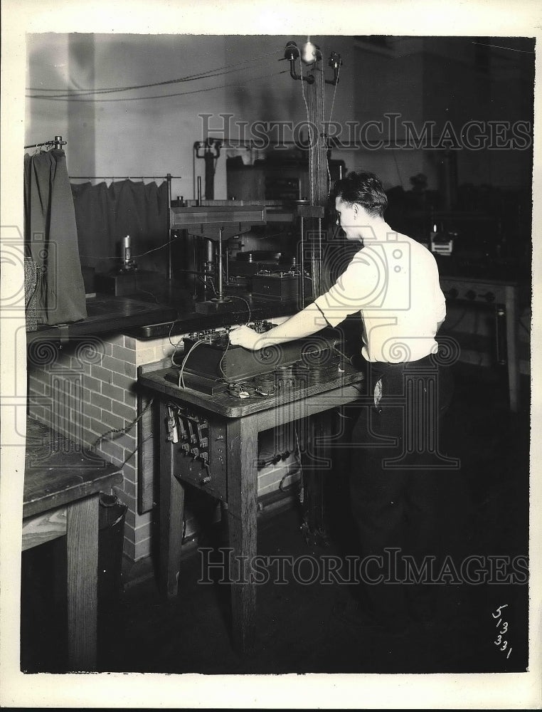 1931 Press Photo Worker working with an automatic turn counter - Historic Images