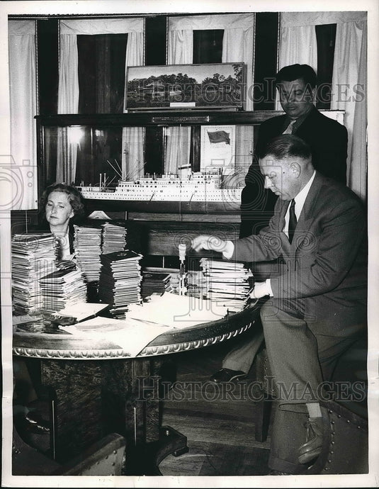 1956 Press Photo French customs officer checking over documents - Historic Images