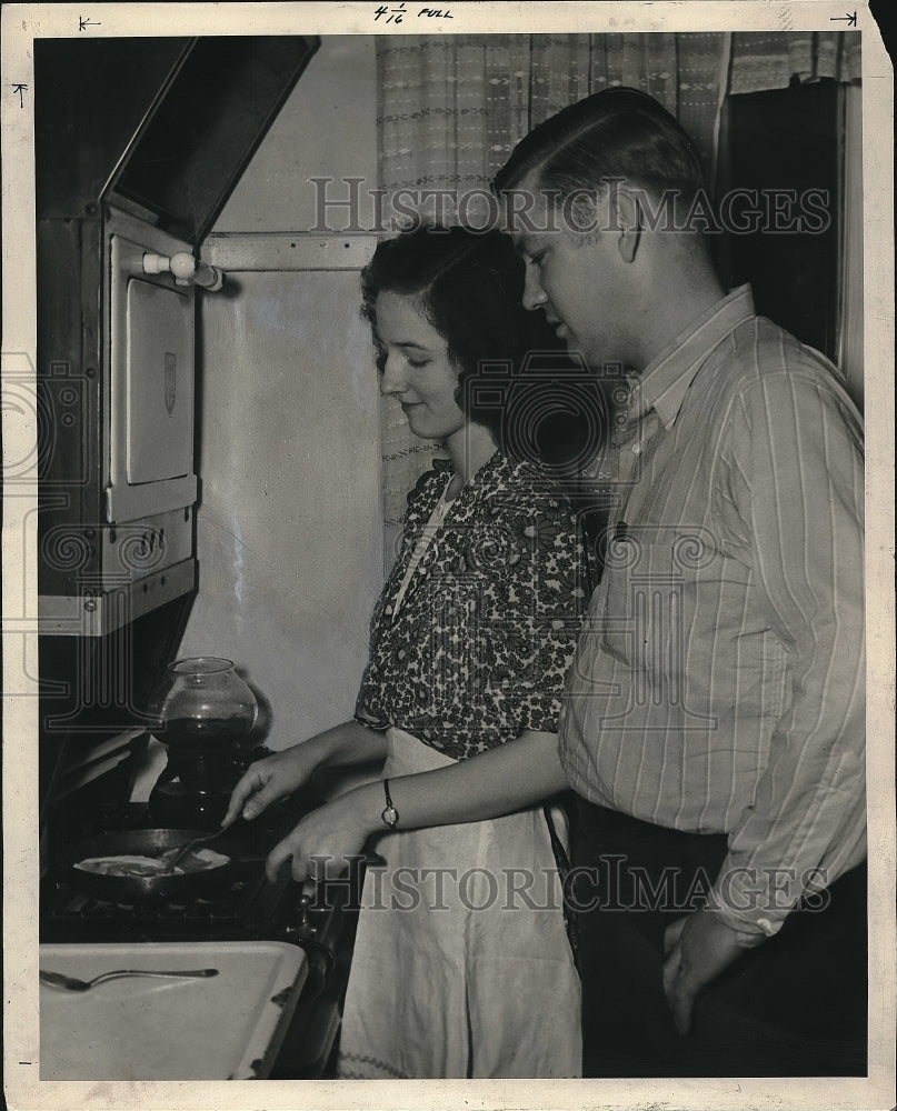 Press Photo Couple making breakfast - nea55336 - Historic Images