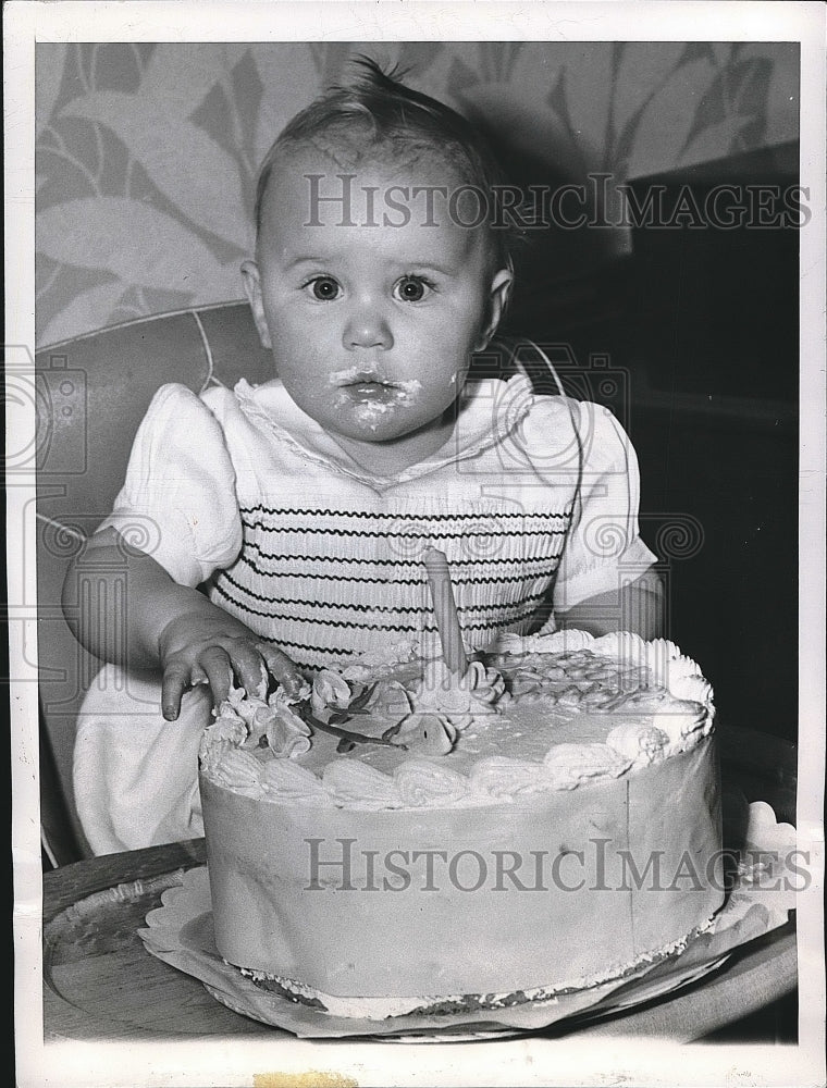 1947 Press Photo Joyce Ann Davis at first birthday - nea55431 - Historic Images