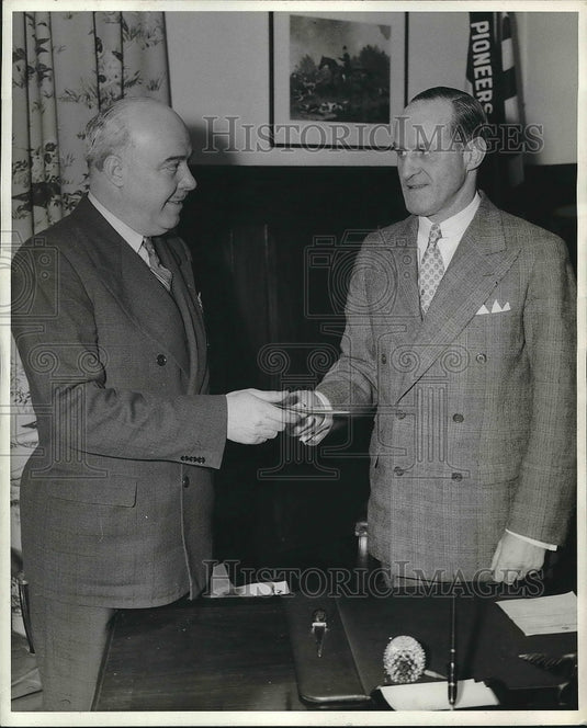 1943 Press Photo Edwin H. Salter Albert Weatherhead - nea55446 - Historic Images