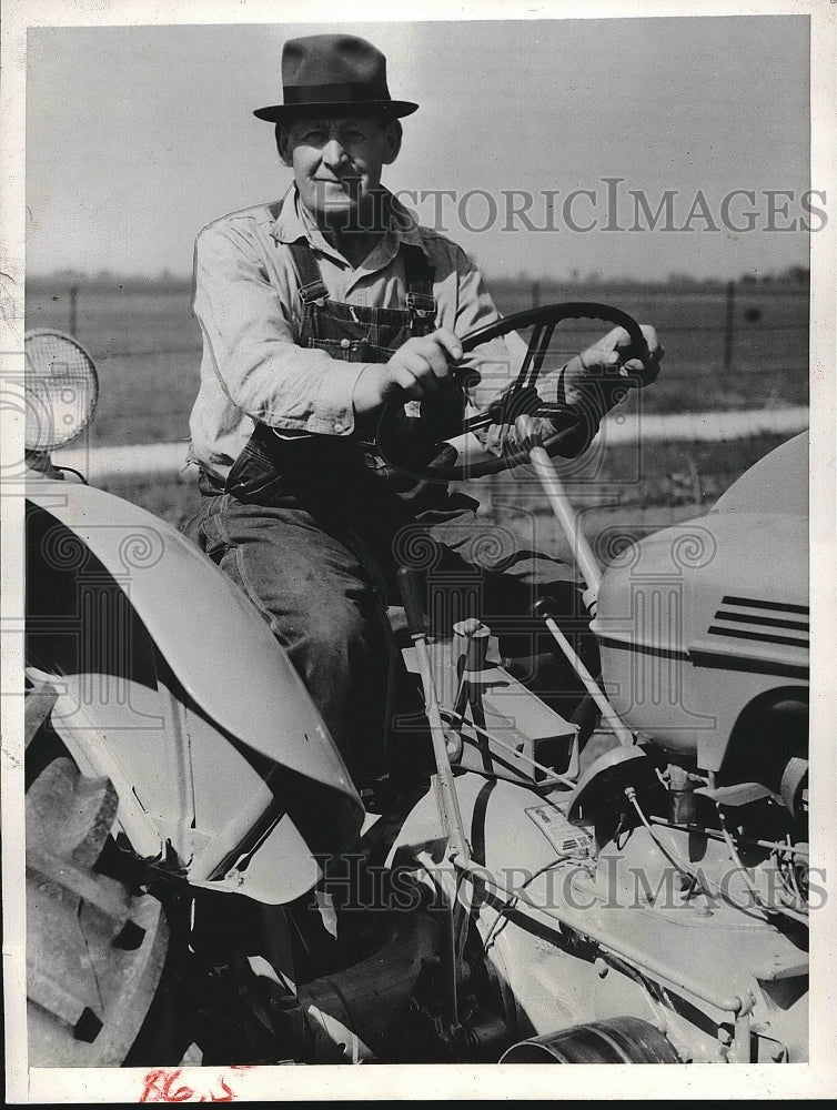 1941 Theodore Schafer, Illinois Farmer, To Host Illinois Cornhusking - Historic Images