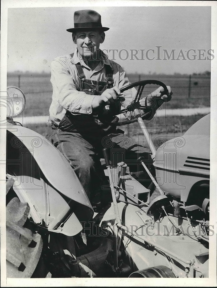 1941 Theodore Schafer, Illinois Farmer, To Host Cornhusking Contest - Historic Images
